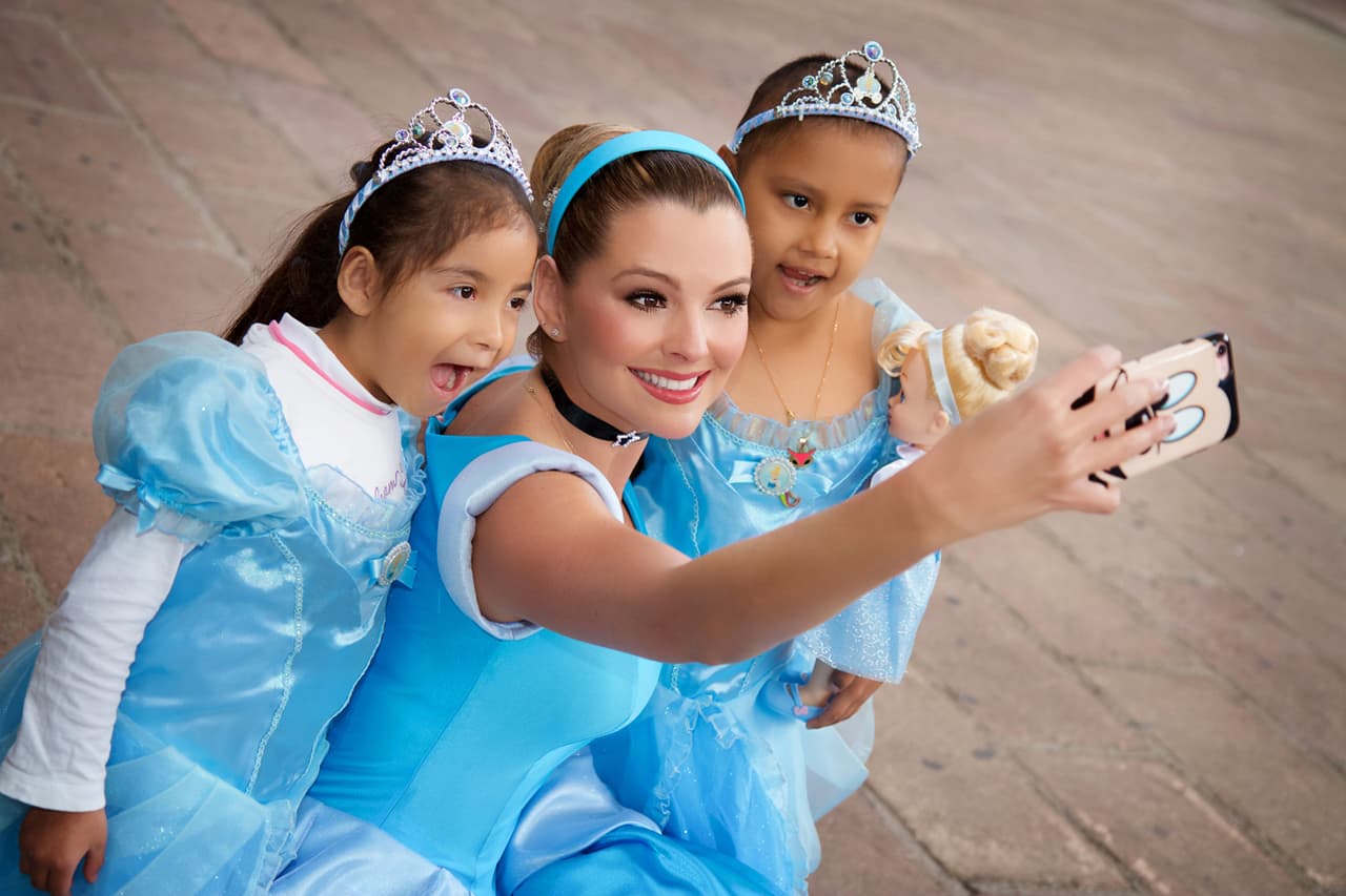 La actriz Marjorie de Sousa colaboró con la Fundación Dr. Sonrisas, que trabaja con menores que padecen cáncer, VIH sida, fibrosis quística, entre otras enfermedades, con el fin de cumplir el sueño de tres niñas que querían conocer a Cenicienta.