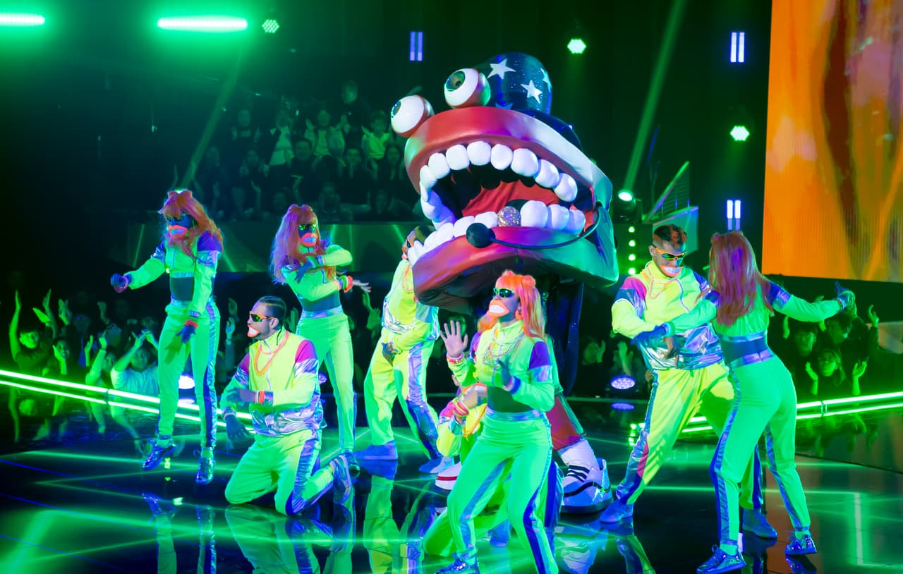 Dientes estuvo acompañado por los bailarines y en esta ocasión usó un diente dorado para ir muy 'ad hoc' con el tema musical.