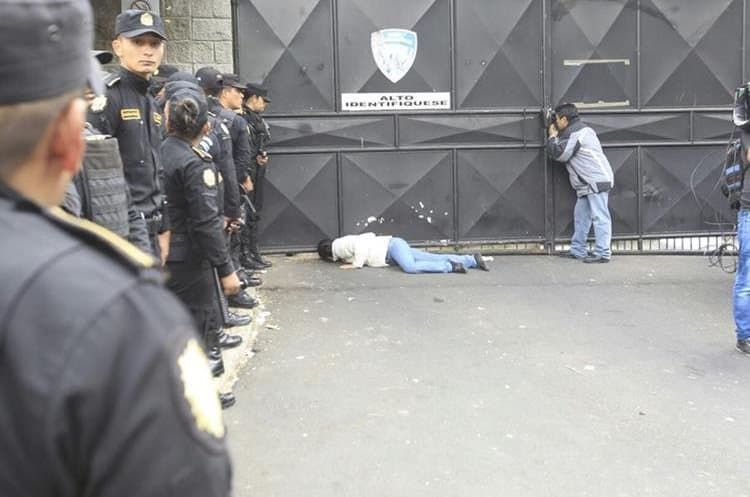 Las llamas dejaron también decenas niños y adolescentes heridos, quienes fueron trasladados a un hospital cercano.