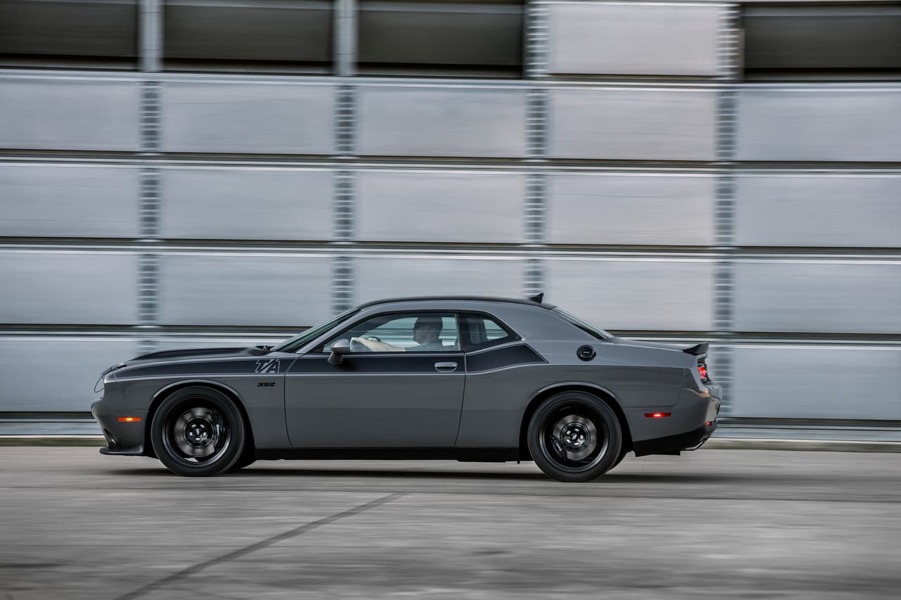 El nuevo Challenger T/A 392 2017 está equipado con un motor HEMI V-8 de 6.4 litros que genera 485 caballos de fuerza y 475 lbs-pie de torque, lo que supone una ventaja de 113 caballos de fuerza y 65 libras-pie de torque sobre el Challenger T/A de 5.7 litros. La potencia de este coupé le permite acelerar de 0-60 mph en alrededor de 4.5 segundos y lograr tiempos de cuarto de milla en poco más de 12 segundos.