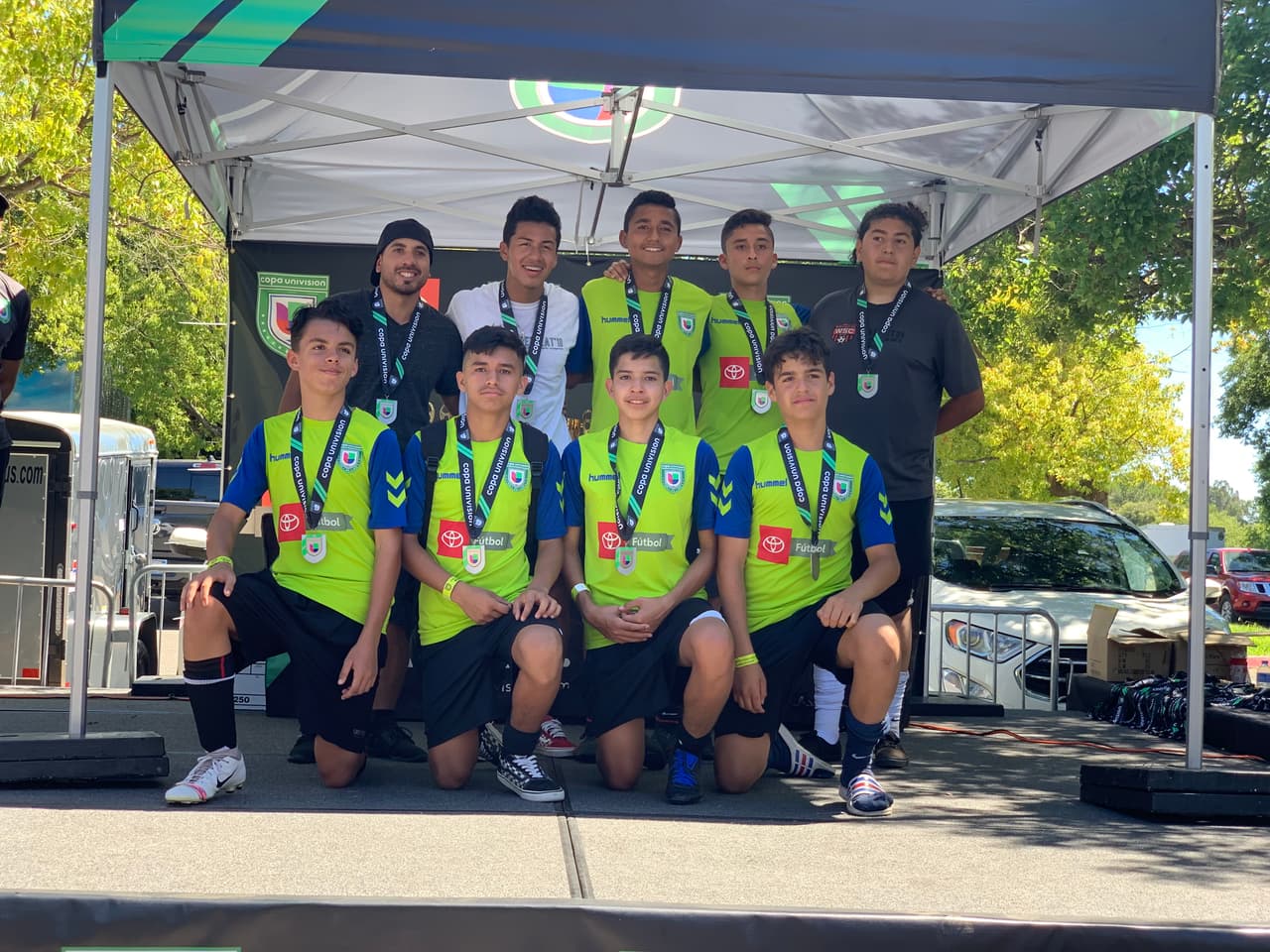 Hubo premios en efectivo para divisiones de hombres y mujeres adultos.