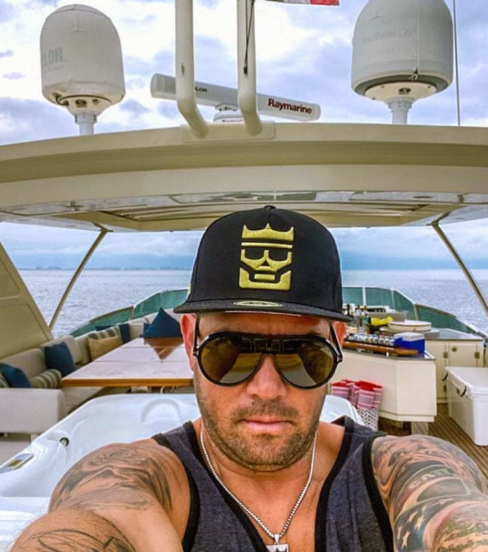 "(Estuvo) preguntándome cosas", contó a la publicación, "y a la primera 
<b><a href="https://www.univision.com/shows/hoy/mr-tempo-reacciona-al-saber-que-lorenzo-mendez-desea-ver-feliz-a-chiquis-rivera-incluso-con-el-video" target="_blank">le contesté muy amablemente</a></b>". 
<br>