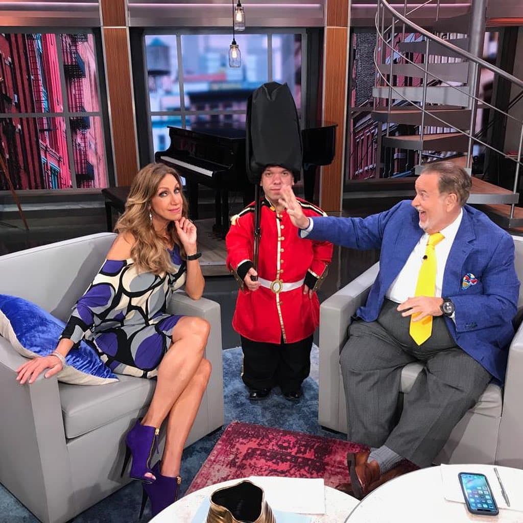 Carlitos 'el productor' también ha sido víctima de los embates humorísticos de Raúl de Molina, pero cuando entra en su papel, no se deja intimidar y resiste como soldadito.