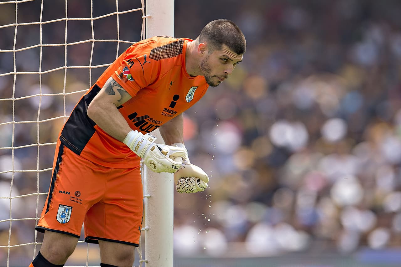 En los primeros minutos el portero brasileño fue figura salvando en dos oportunidades el arco de los de Querétaro.