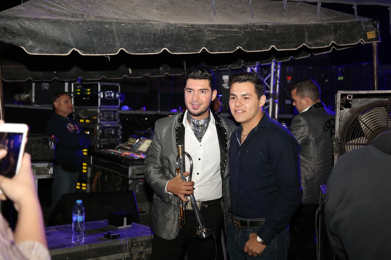 Jesús Abel Moreno, trompetista, con un seguidor tras bastidores.