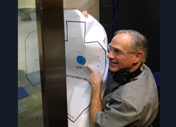 El gobernador de Texas bromea que llevará prueba de tiro al blanco por si se encuentra con periodistas