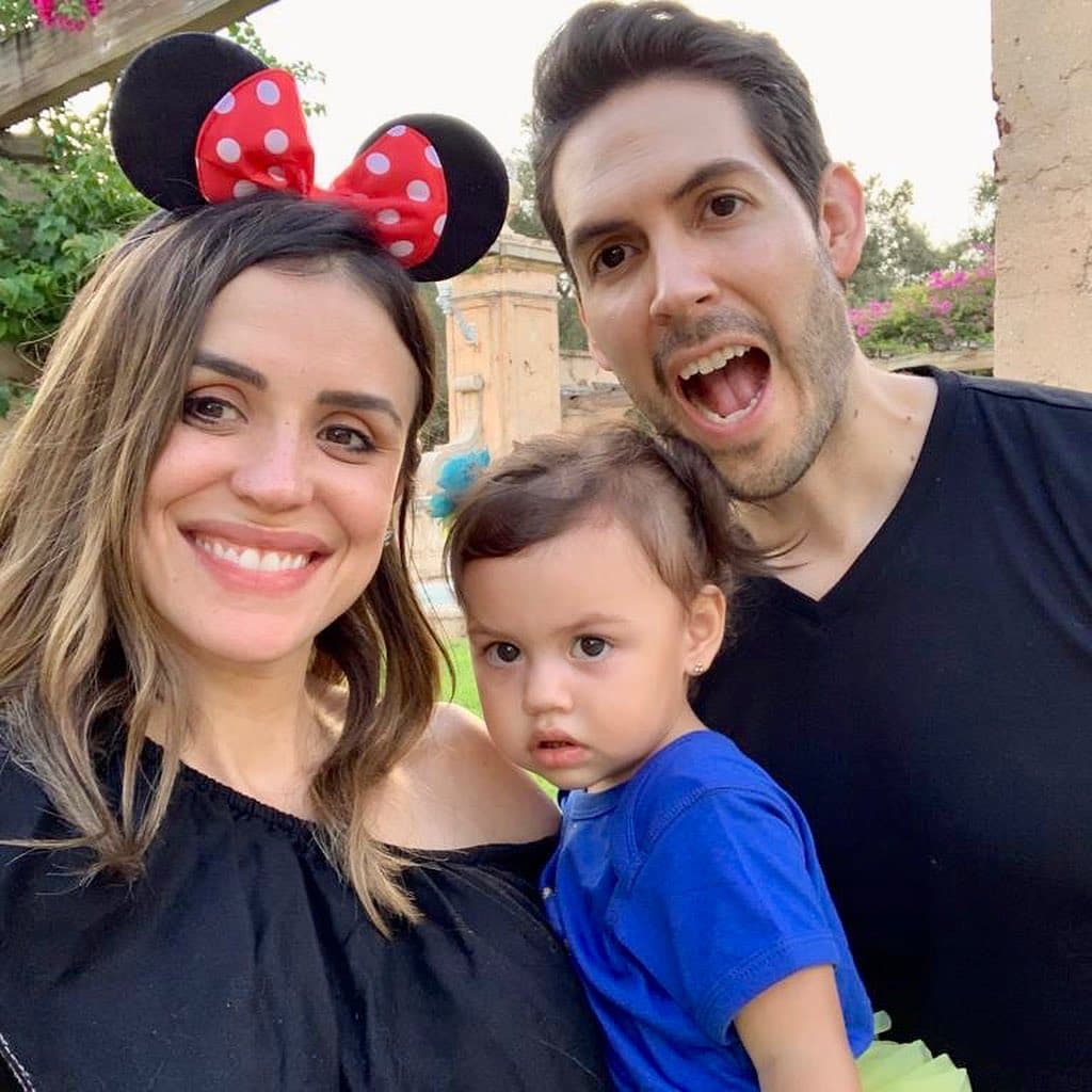 Celebrar Halloween con disfraces se está convirtiendo en una bella tradición para la familia de la periodista colombiana. Andrés Chacón, esposo de Carolina Sarassa gozó junto a ellas la divertida fecha.