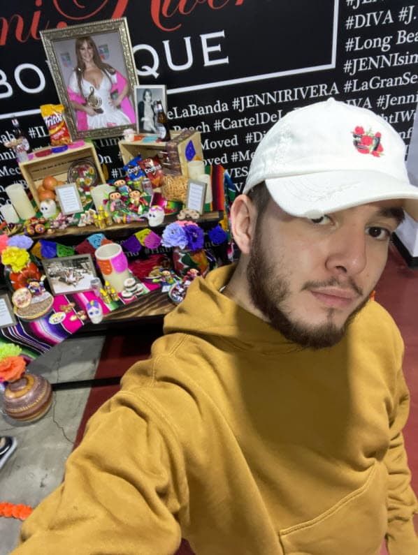 Fue Juan Ángel López quien compartió las fotos en Twitter: "Nuestra ofrenda en la boutique que hicimos hace un tiempo", se lee.