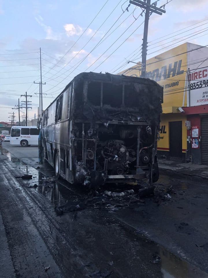 Asi quedó el camión de los músicos norteños, un incendio que al parecer fue provocado por una chispa en el sistema eléctrico.