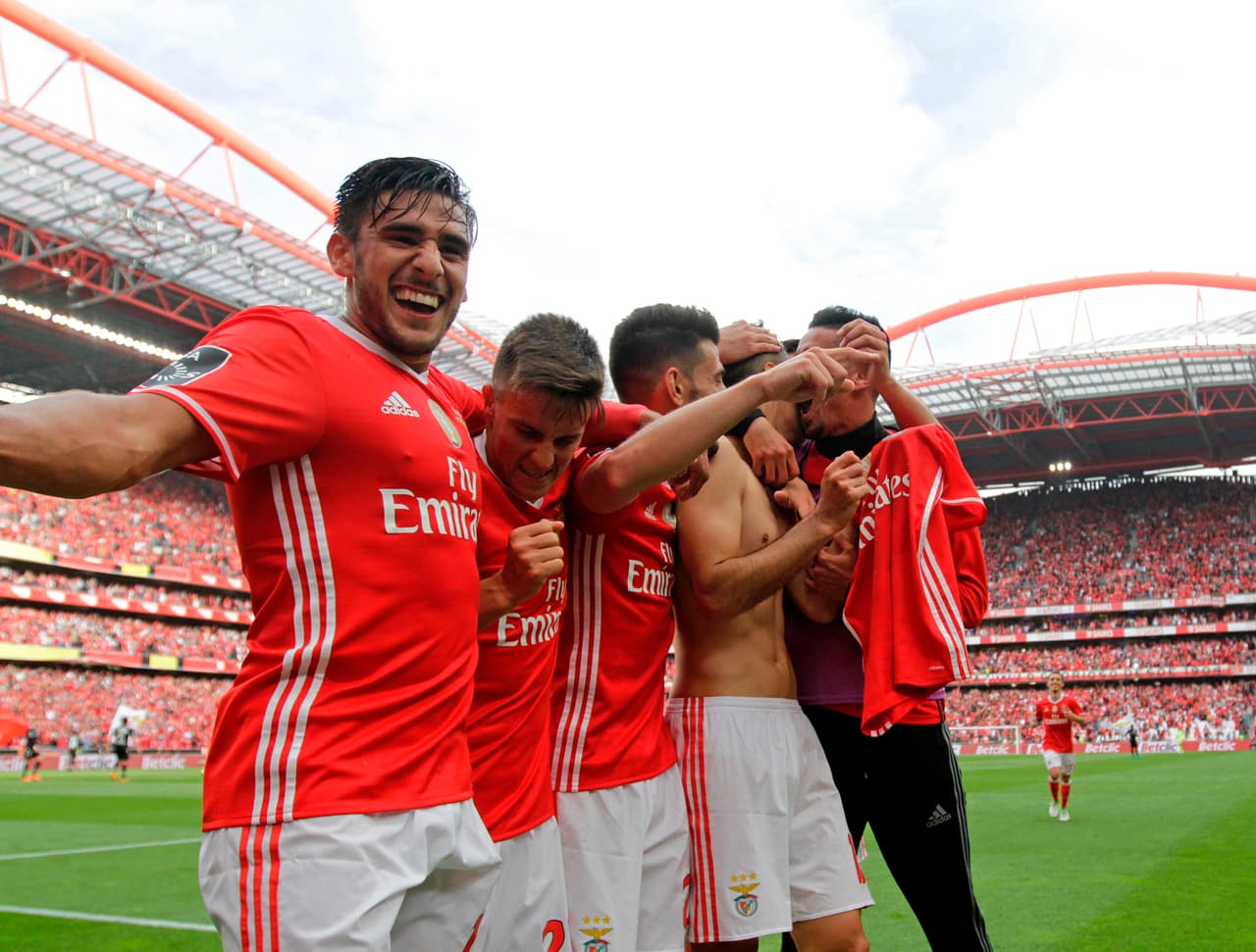 No terminaba aún el primer tiempo cuando al minuto 44 llegó el cuarto gol en los pies de Jonas (sin camiseta en la foto).