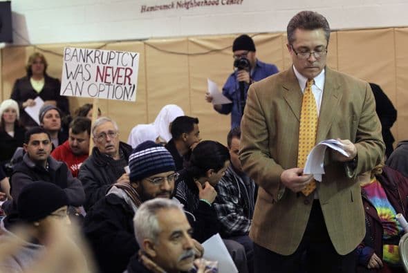 2. DETROIT, MICHIGAN- Con la finalidad de evitar la bancarrota, el gobierno de Detroit cerró este año algunas escuelas y despidió a una importante cantidad de miembros de la policía. Sus viviendas han bajado de precio en 54% en los últimos tres años, la peor baja en todo EU. Hasta el año pasado una casa costaba en promedio $38,000.