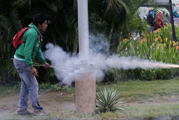 Centenares de personas marchan en Acapulco, Guerrero, en protesta por los 43 estudiantes desaparecidos.