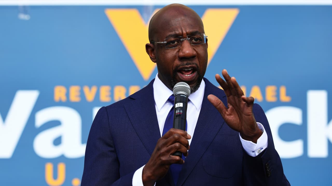 En video. Demócratas más cerca de controlar el Senado, con Warnock proyectado ganador y Ossoff adelante Georgia. En otras noticias, el Congreso se reúne para contar formalmente los votos emitidos por el Colegio Electoral; Washington DC espera protestas de simpatizantes de Trump y el oficial de policía de Kenosha que disparó contra Jacob Blake en agosto no enfrentará cargos.