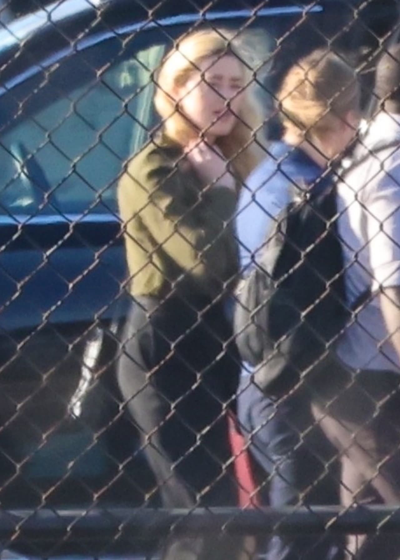 La protagonista de 'Aquaman' lució un atuendo casual, pantalones negros con zapatillas y una blusa verde olivo.
<br>