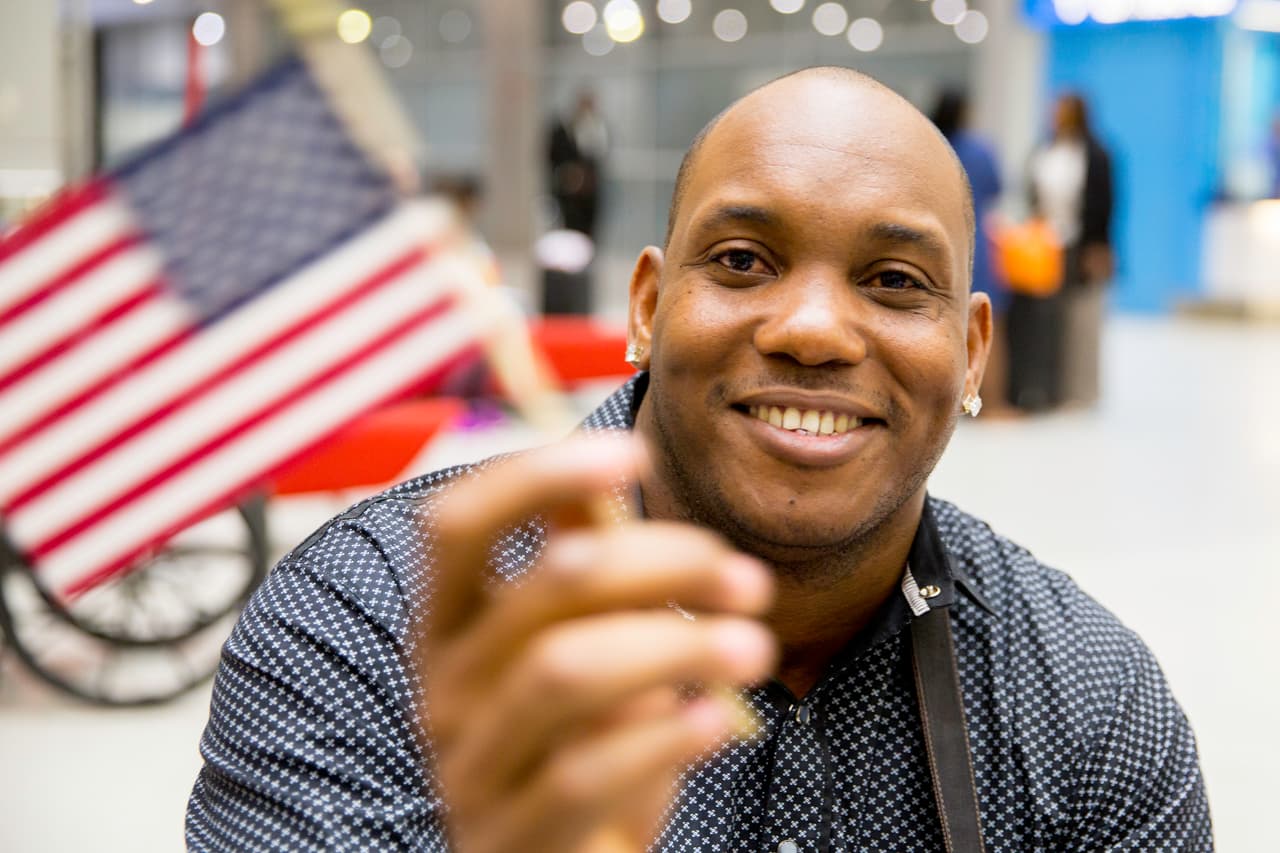 "Tengo tantos sueños que no sé por dónde empezar", afirmó el médico que quiere convalidar su título de fisioterapia para poder ejercer en EEUU. En su maleta, traía una bandera de EEUU.