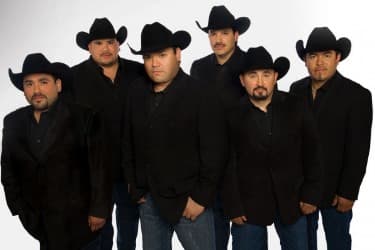 El grupo Intocable llegaba a los primeros lugares de las listas de popularidad con la canción 'Aire'.