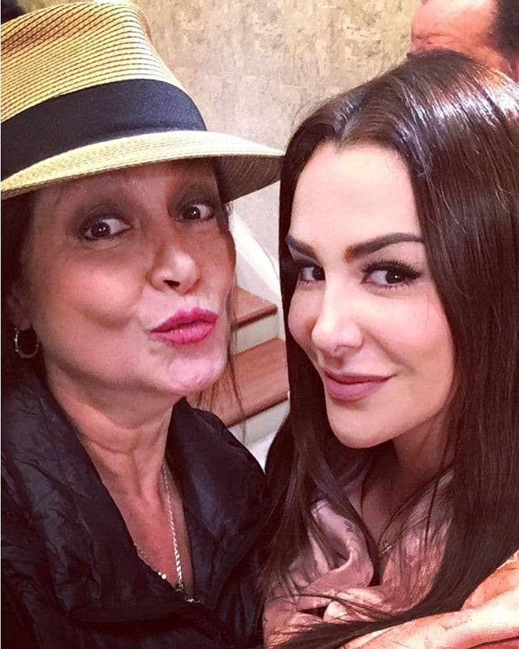 "¡Con mi @danielaromoweb como te admiro y como te quiero! Es un placer trabajar contigo", comentó en su cuenta de Instagram la actriz 
<b><a href="http://www.univision.com/temas/ninel-conde">Ninel Conde</a></b>.