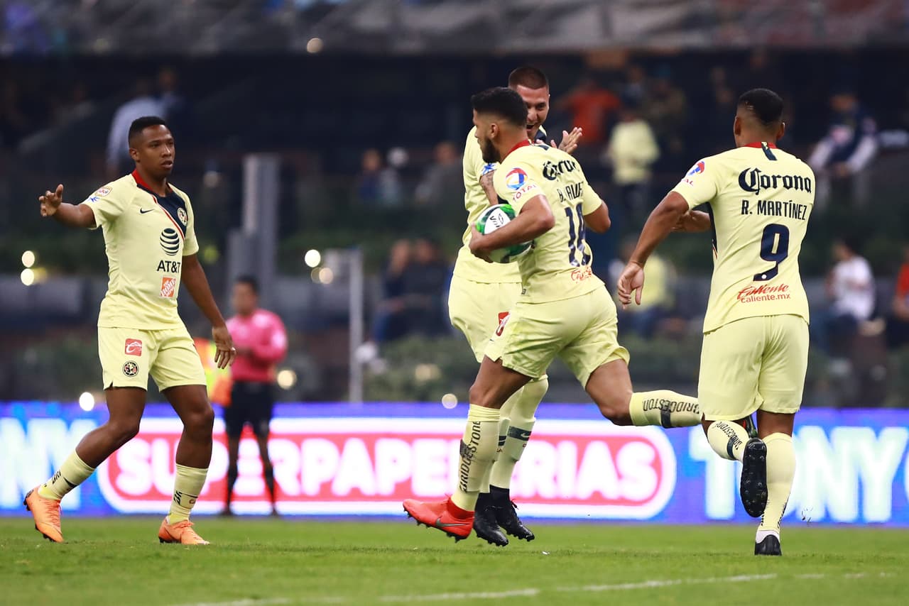 Gracias a un desafortunado cabezazo de Igor Lichnovsky que clareó al propio Jesús Corona, el partido se empató a los 21 minutos.