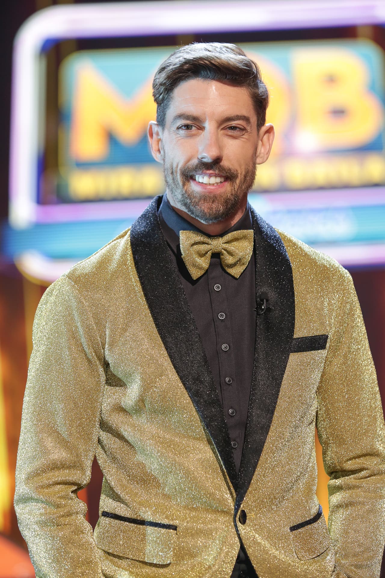 Siendo el tema a bailar swing, el actor español también optó por un esmoquín, solo con un saco y moño dorados.