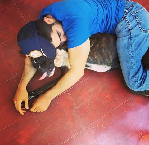 Con esta foto, el cantautor dijo que estaba jugando con ella pero que tiene una gran fuerza.