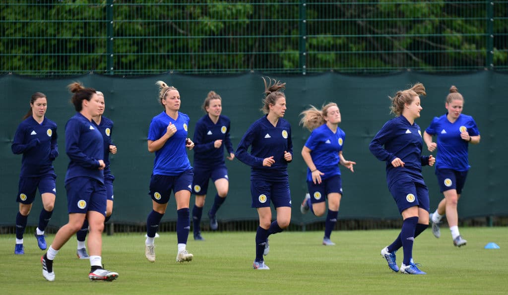 La Selección femenil de Escocia cerró su preparación para participar en su primera aventura en una Copa Mundial Femenina cuando el domingo próximo hagan su presentación en una competencia de esta envergadura ante, ni más ni menos que, Inglaterra, una nación con una gran rivalidad en el campo de fútbol sin importar la rama o la categoría. En medio de la última práctica antes de viajar a Francia algunas jugadoras participaron en una interesante sesión fotográfica.