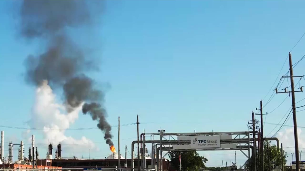 Apagón en una planta de Pasadena provoca quema de gases y gran cantidad de humo negro