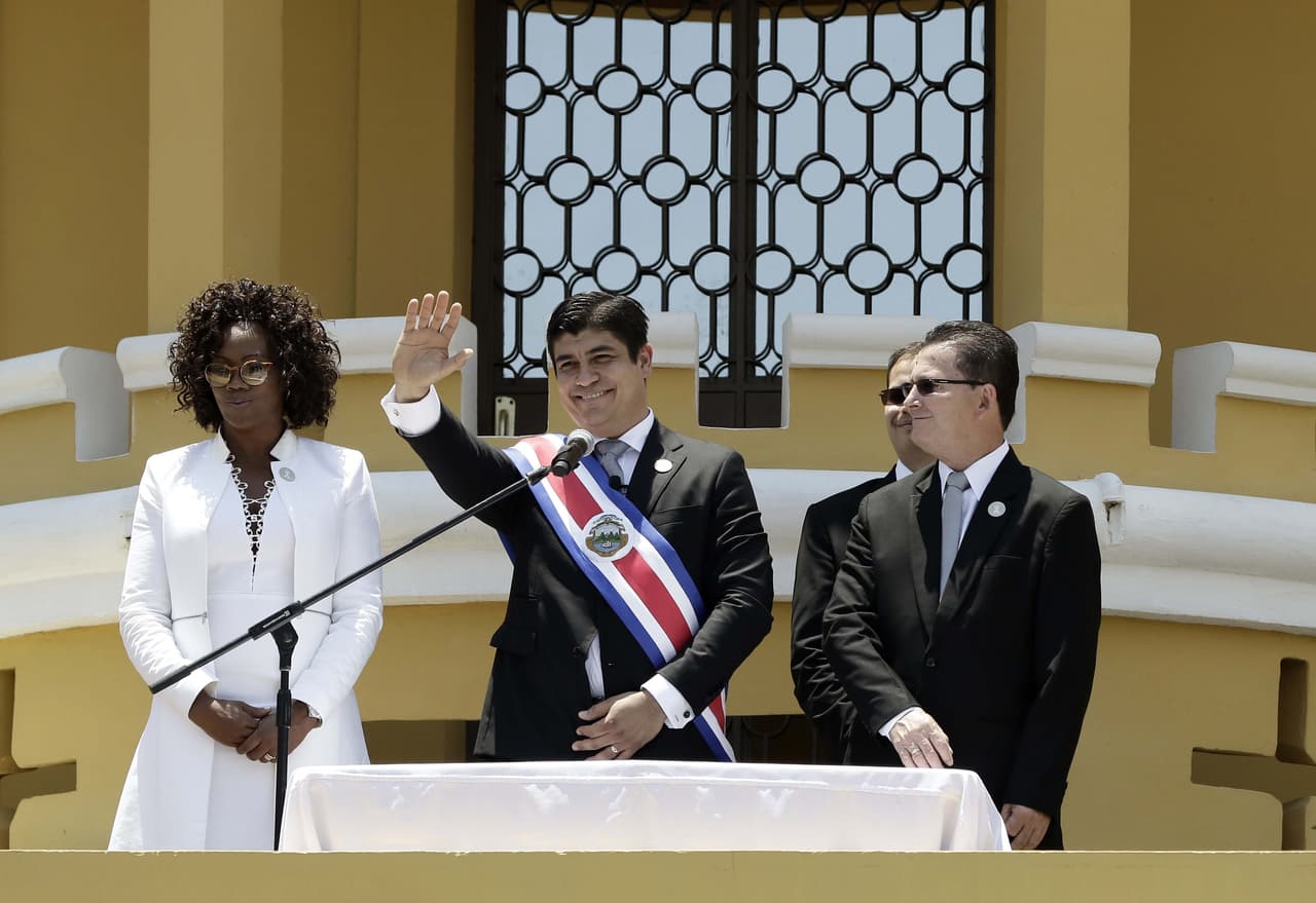 SJ46. SAN JOSÉ (COSTA RICA), 08/05/2018.- El presidente costarricense, Carlos Alvarado (c), saluda junto a la primera vice presidenta, Epsy Campbell (i), y al segundo vice presidente, Marvin Rodríguez (d), hoy, martes 8 de mayo de 2018, en la ceremonia de investidura para el periodo 2018-2022, en San José (Costa Rica). Carlos Alvarado asumió hoy la Presidencia de Costa Rica para un periodo de cuatro años con una llamado a la unidad nacional para resolver desafíos "impostergables" como el déficit fiscal y con la promesa de "trabajar duro" por todos los ciudadanos. EFE/Jeffrey Arguedas