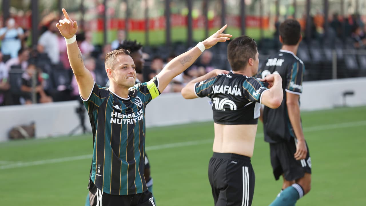 Chicharito se quiebra al dedicar goles a su abuelo fallecido