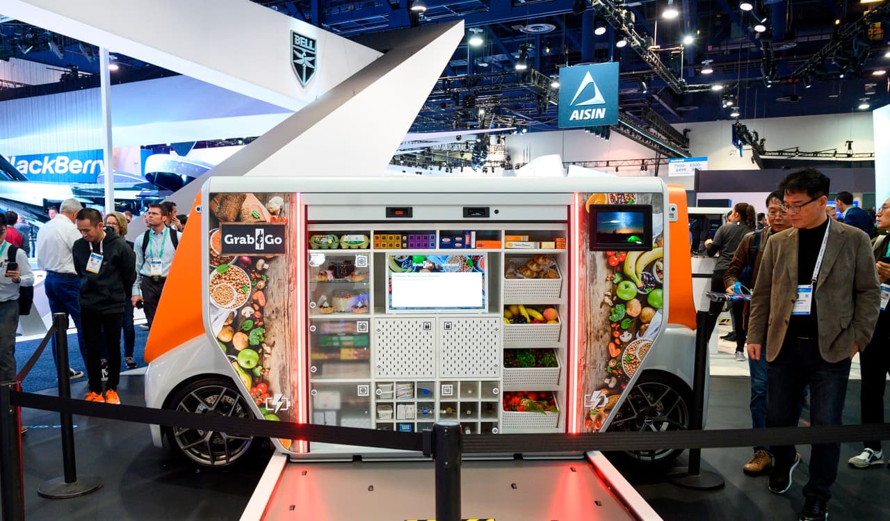 El vehículo, que además es autónomo, es un prototipo fabricado por Rinspeed y presentado en la 
<a href="https://www.univision.com/noticias/tecnologia/los-17-productos-que-sorprenden-en-la-feria-de-tecnologia-mas-grande-del-mundo-fotos-fotos">Feria Anual de Electrónica y Consumo CES 2020</a>, en Las Vegas. “Este auto atiende las necesidades correctas en los momentos correctos” dijo a la agencia EFE Frank M. Rinderknecht, el empresario suizo fundador de Rinspeed. 
<br>