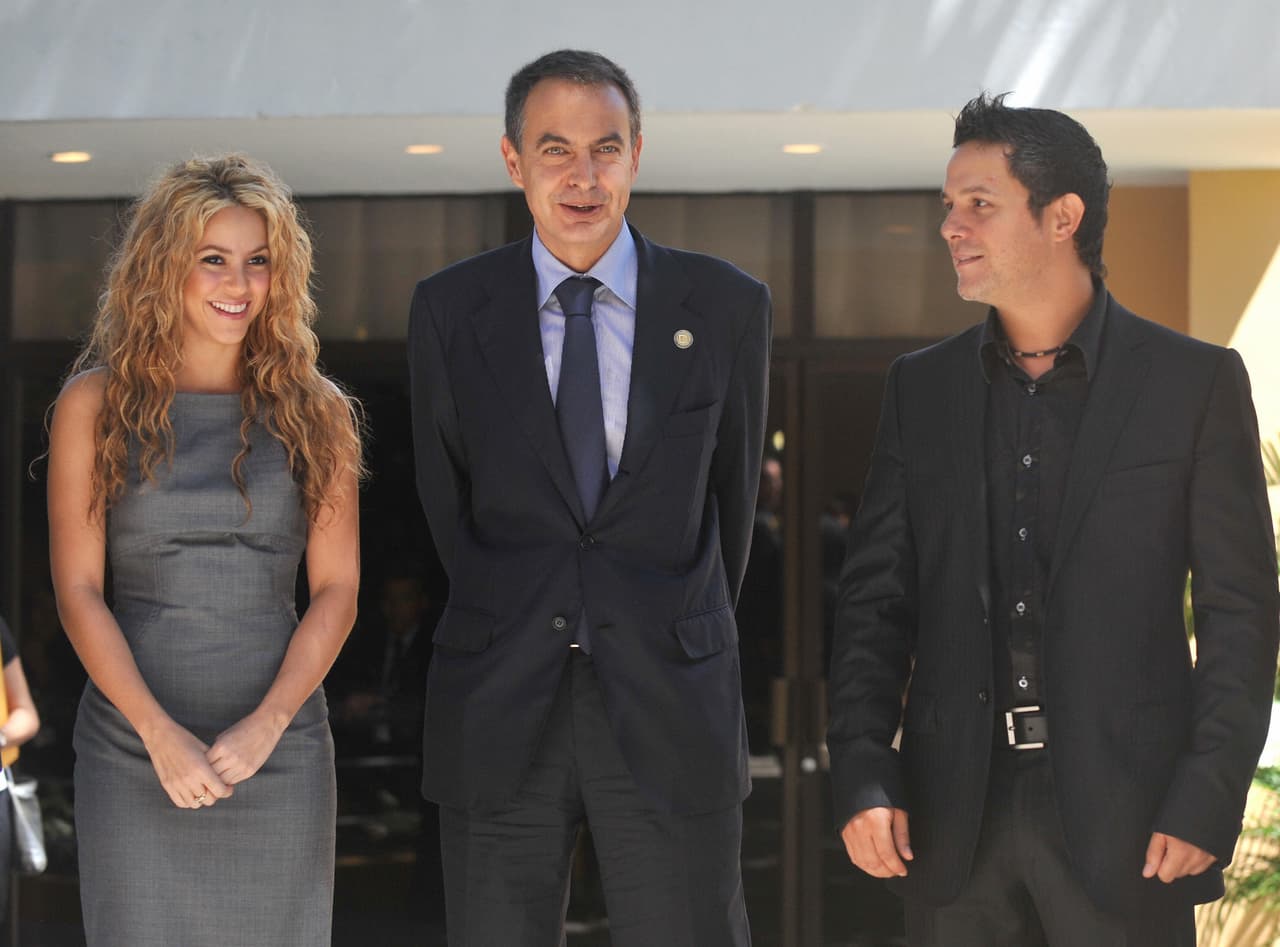 Las causas relacionadas con la protección de la infancia y los derechos humanos han ocupado constantemente un lugar especial en el corazón del artista. Apoyando a fundaciones como Save the Children o la Fundación Alas con amigos como Shakira y Miguel Bosé.