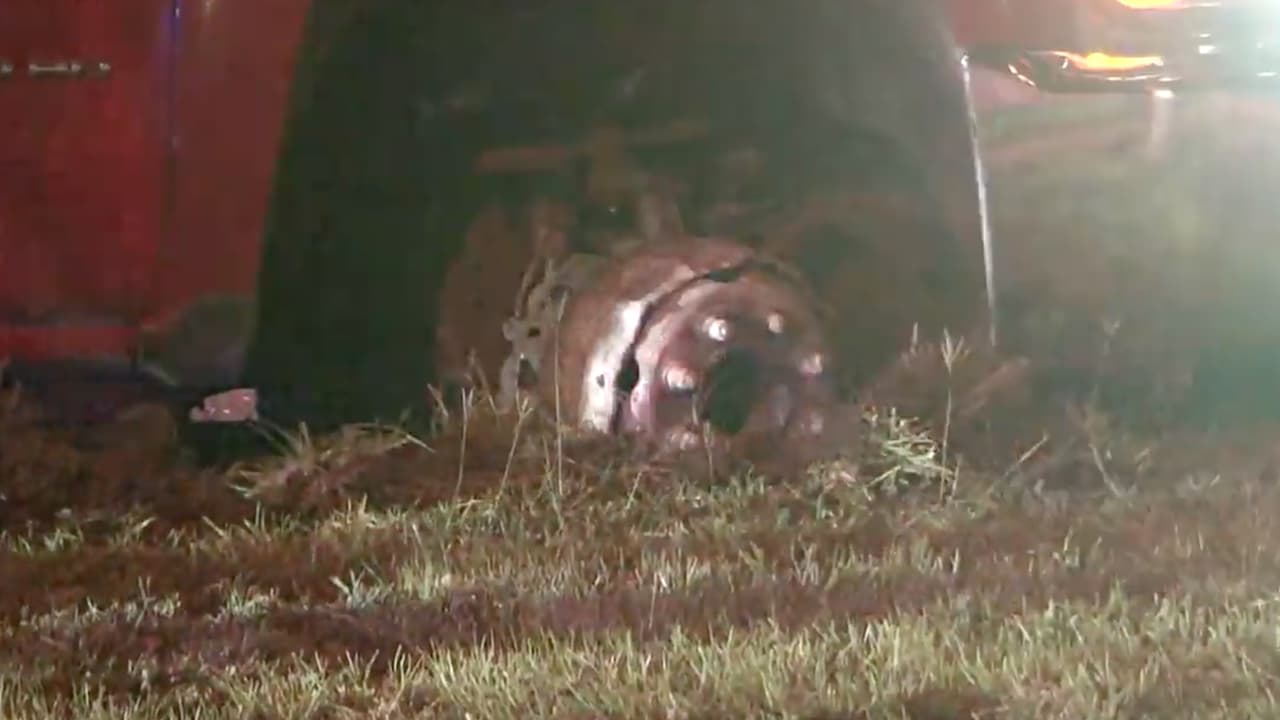 Se inició la persecución que duró aproximadamente media hora, los oficiales pudieron reventar los neumáticos de la ambulancia y el hombre continuó conduciendo sobre los rines.