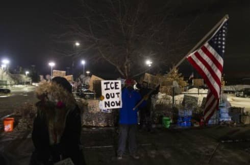 Buscan frenar app que usa el ICE para hacer reconocimiento facial de migrantes. ¿Se llama Mobile Fortify?