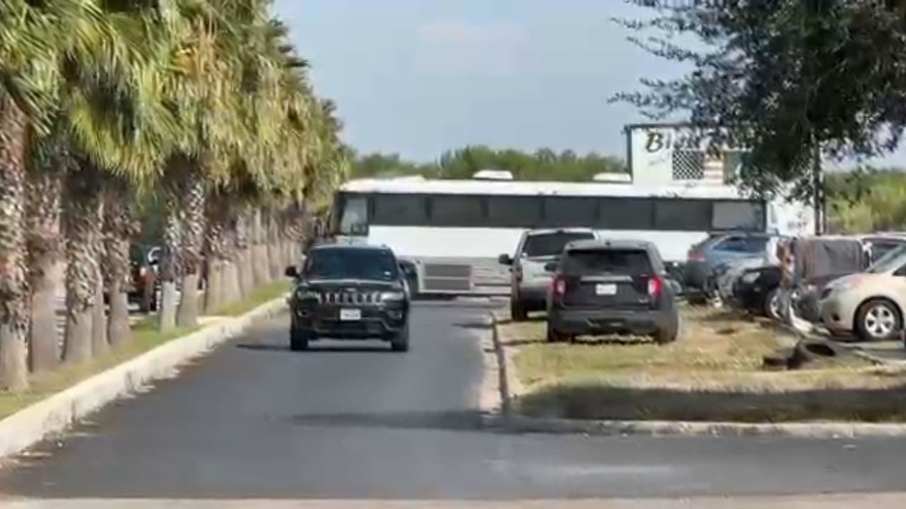 En el lugar se observó un 
<b>autobús grande color blanco</b> de ICE para presuntamente transportar a inmigrantes, aunque hasta el momento las autoridades 
<b>no han confirmado alguna cifra de personas detenidas. </b>