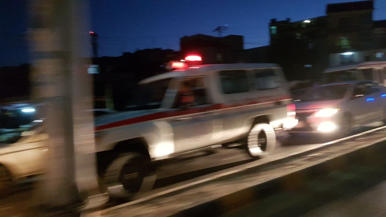 Un vehículo de emergencia por una calle de Kabul. "Los ciudadanos estadounidenses deben evitar viajar al aeropuerto y evitar las puertas del aeropuerto. Aquellos en la puerta Abbey, East Gate o North Gate ahora deben irse de inmediato", dijo Kirbi.