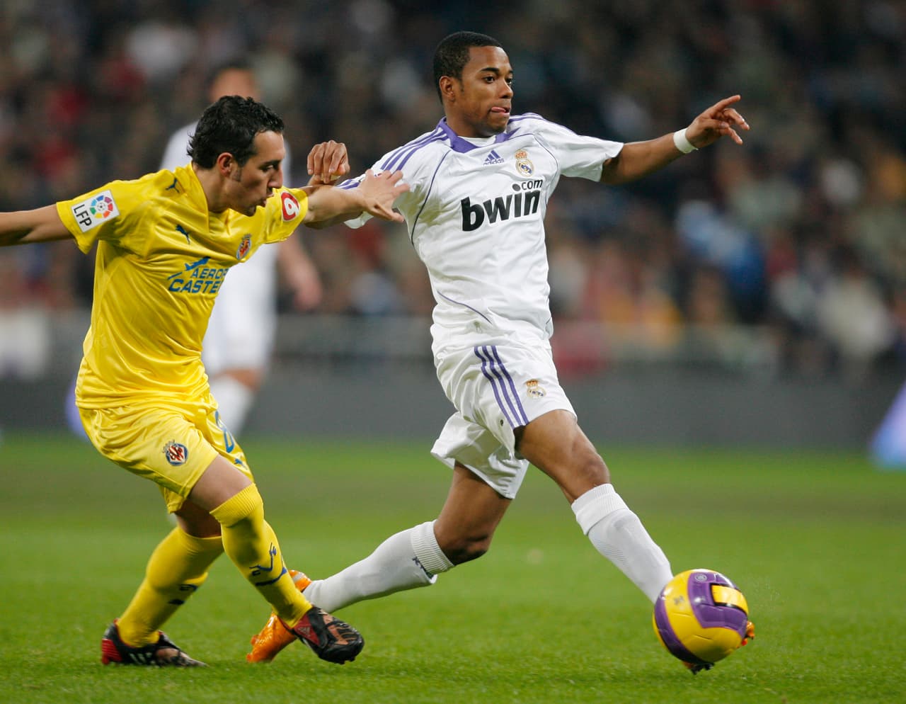 Llegó a Real Madrid en 2005 y con ellos conquistó La Liga en 2007 y 2008. En su paso por el Manchester City, fue considerado uno de los máximos goleadores con 14 tantos.