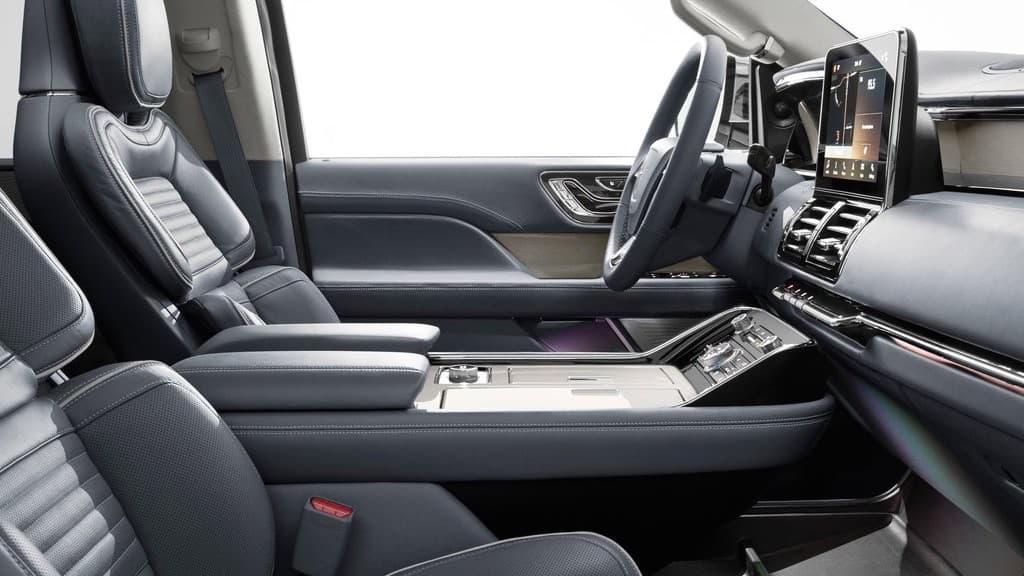 El precio inicial de la
<b><a href="http://www.univision.com/noticias/auto-show-de-nueva-york/nueva-york-2017-la-lincoln-navigator-2018-hace-a-las-suv-de-lujo-grandes-otra-vez" target="_blank">Lincoln Navigator 2018</a></b> es de
<b>72,055 dólares</b> es uno de los más bajos de esta lista pero la cantidad de opciones disponibles la pueden colocar fácilmente un par de punto por debajo de la mítica marca de los 100,000 dólares. Pero incluso los modelos más básicos están equipados con un potente motor V6 biturbo de 3.5 litros que genera 400 caballos de fuerza gerenciados por una transmisión automática de 10 velocidades que promete ser suave como la seda.