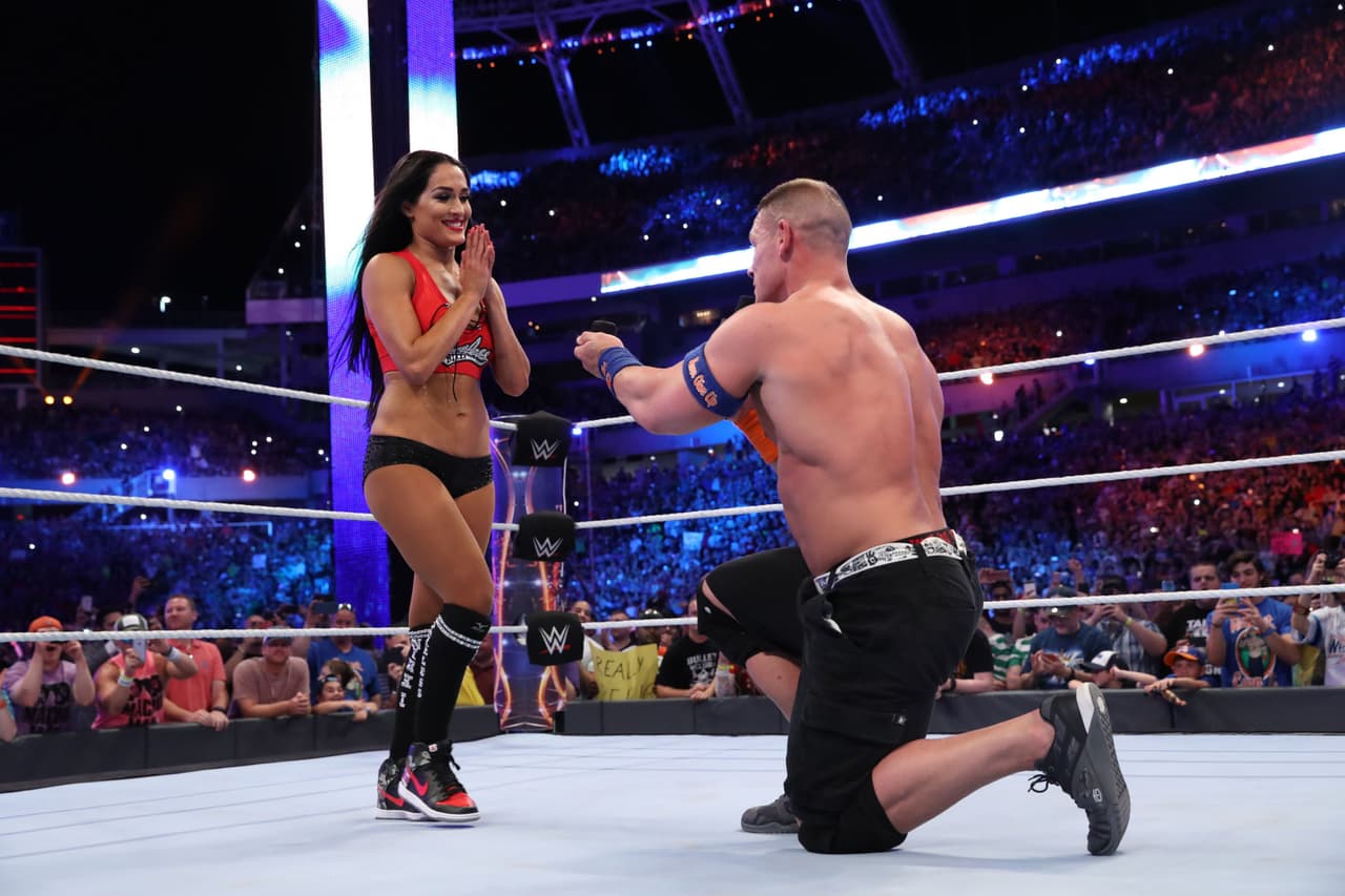 El luchador y actor John Cena le pidió matrimonio a la luchadora Niki Bella en el ring, después de ganarles a The Miz y Maryse en el WrestleMania 33. 
<a href="https://www.youtube.com/watch?v=GOP04uOOVnI"><b>Aquí puedes ver el video.</b></a>