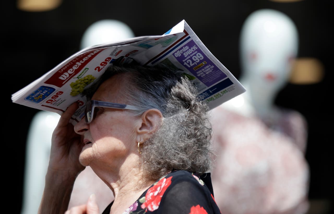 Una mujer se cubre del sol y el calor en Milán, al norte de Italia. En el sur de los Países Bajos, la temperatura alcanzó un máximo de 104,7 grados Fahrenheit (40,4 grados centígrados), superando los 40 grados centígrados (104 grados Fahrenheit) por primera vez, dijo el instituto holandés de meteorología KNMI.