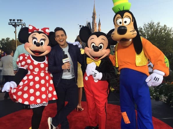 Alejandro Chabán disfruta como niño en Disney.