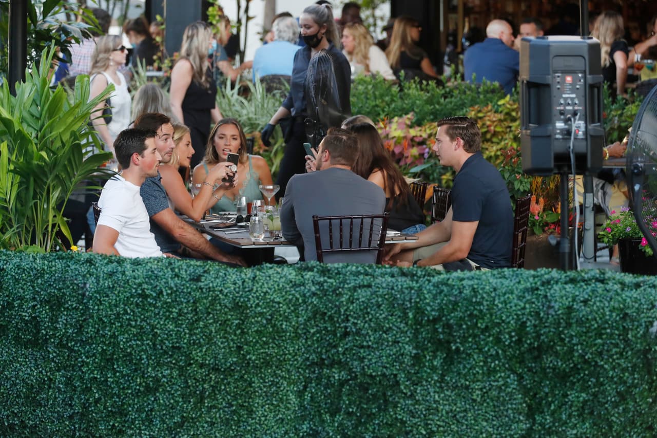 El gobernador Ron DeSantis anunció el viernes que Florida entra en la fase 3 de reapertura, que permite que todos los negocios del estado puedan reabrir sus puertas a su máxima capacidad.