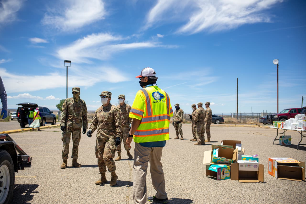 El presidente de la Nación Navajo, Jonathan Nez, ayuda a distribuir alimentos, agua y otros suministros a las familias navajo en Huerfano, parte de la Reserva de la Nación Navajo, en Nuevo México.