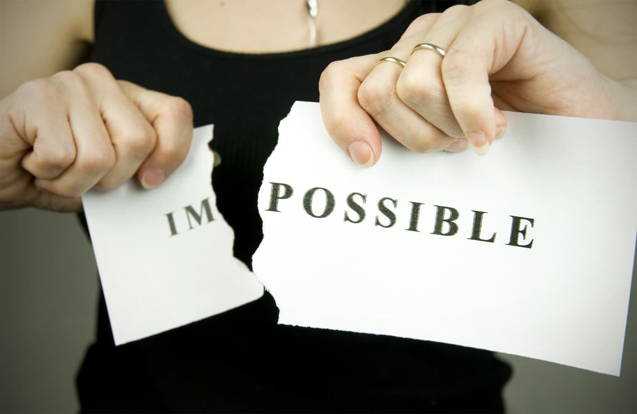 Si alguien dice “he fracasado” es como el boxeador que tira la toalla al ring y deja de pelear. Hay ciertas palabras que debemos eliminar de nuestro diccionario personal pues cuando las pronunciamos traen consigo una connotación negativa.