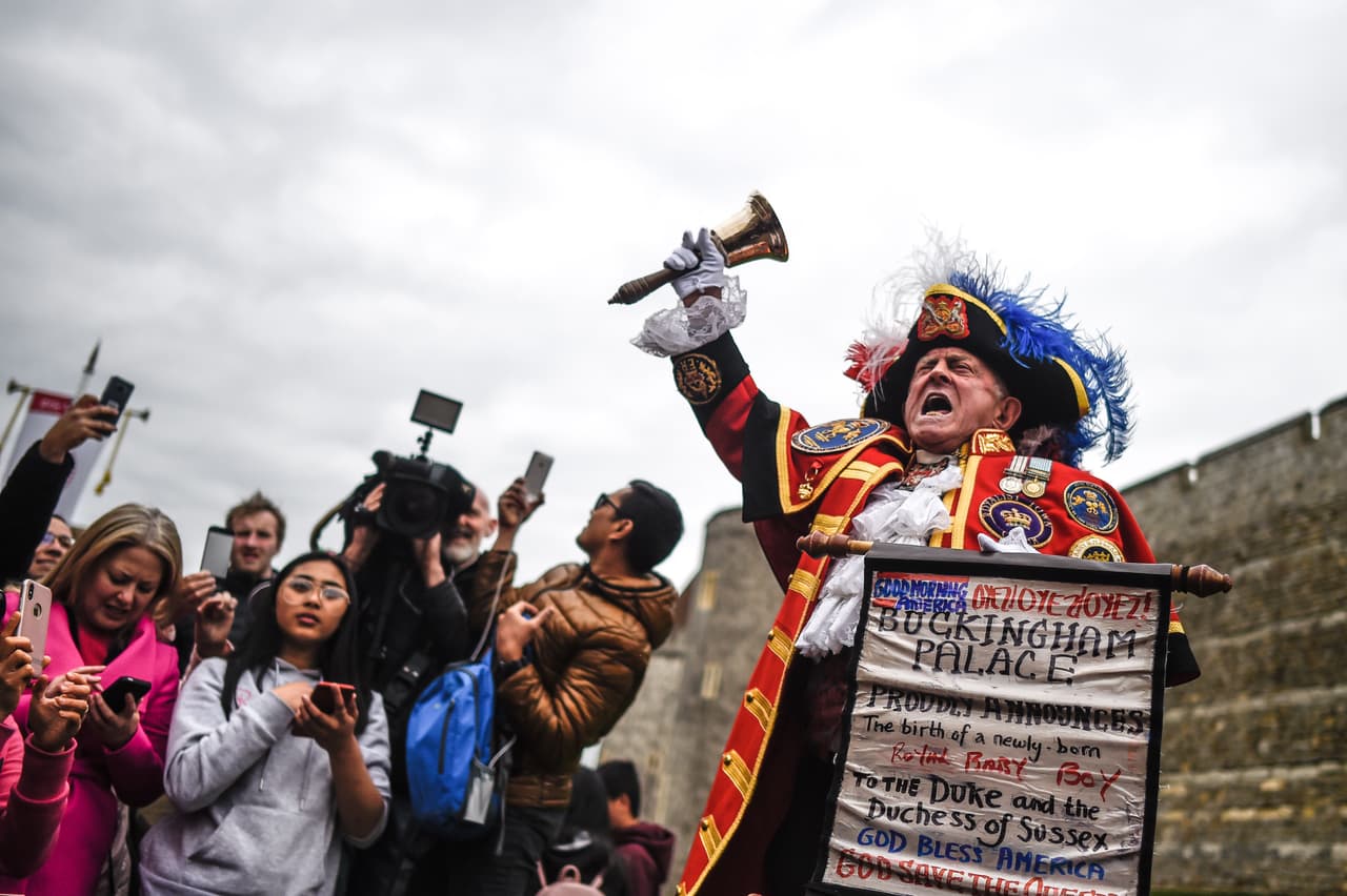 Aunque no tiene un puesto oficial, Tony Appleton se transformó en vocero y frente al castillo de Windsor dio campanazos llamando la atención sobre el nacimiento.