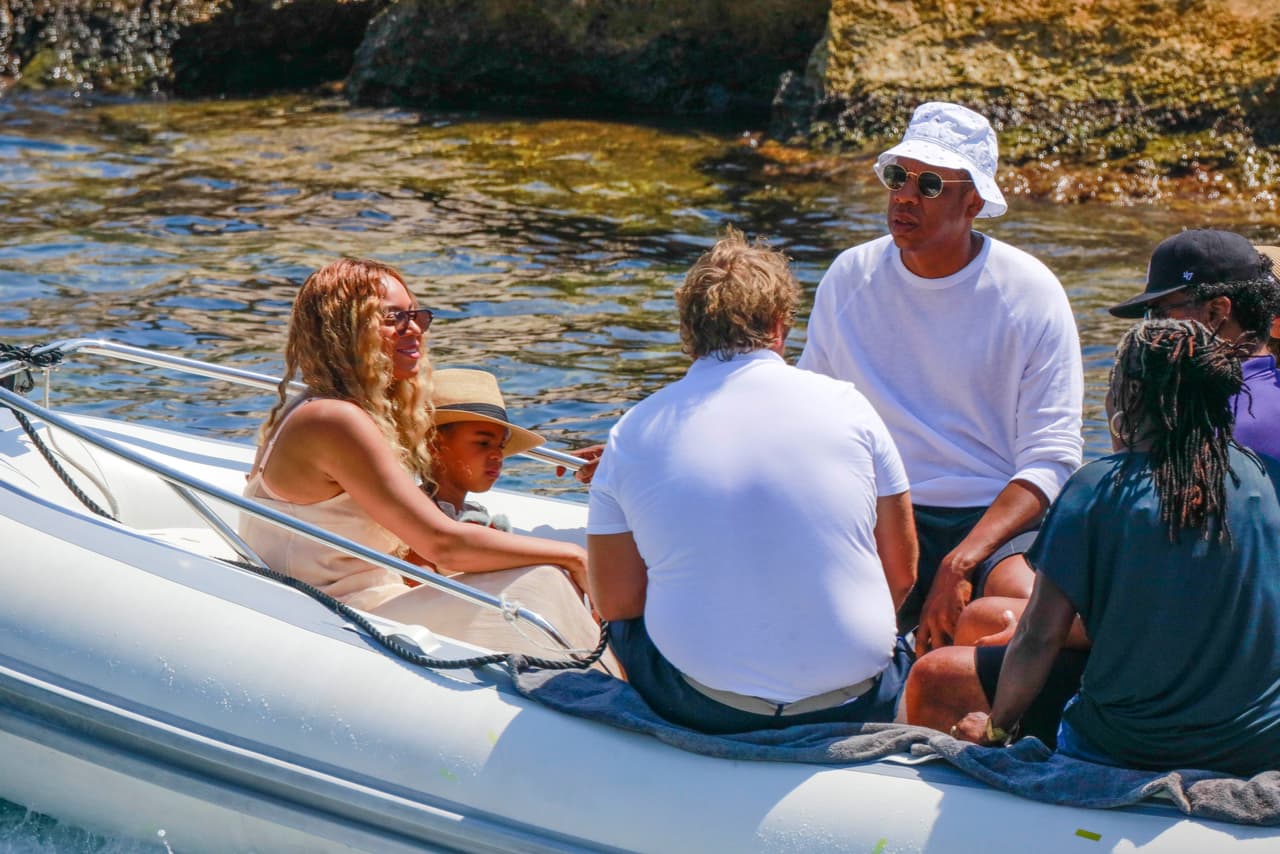 Blue Ivy viajó en los brazos de mami.