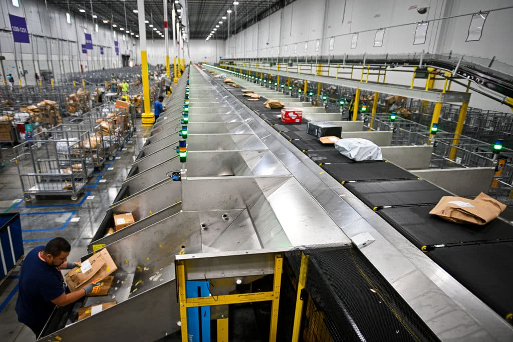 A diario, en este centro de Orlando la compañía Amazon entrega cerca de 20,000 paquetes. Sin embargo, durante la temporada navideña han logrado procesar más de 80,000 al día.