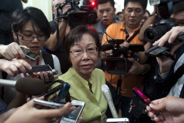 Familiares de las víctimas del vuelo MH17 son entevistados por los periodistas en el aeropuerto Internacional de Kuala Lumpur.