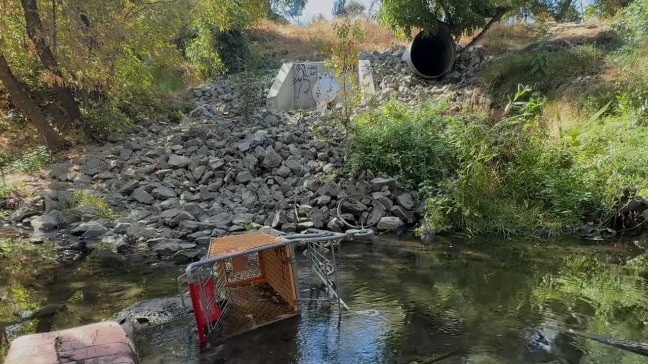 Basura y escombros obstruyen el arroyo Coyote y reavivan temor a inundaciones en San José
