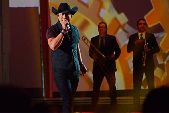 Y para rematar este show musical apareció Bobby Pulido cantando el tema de la telenovela "Qué Pobres Tan Ricos", "Mil Gracias Por Amarme".