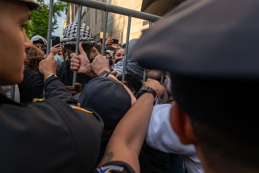 Las imágenes también mostraron empujones entre manifestantes y guardias de seguridad en la entrada de la biblioteca, donde ambos grupos intentaban mantener o ganar control del acceso.