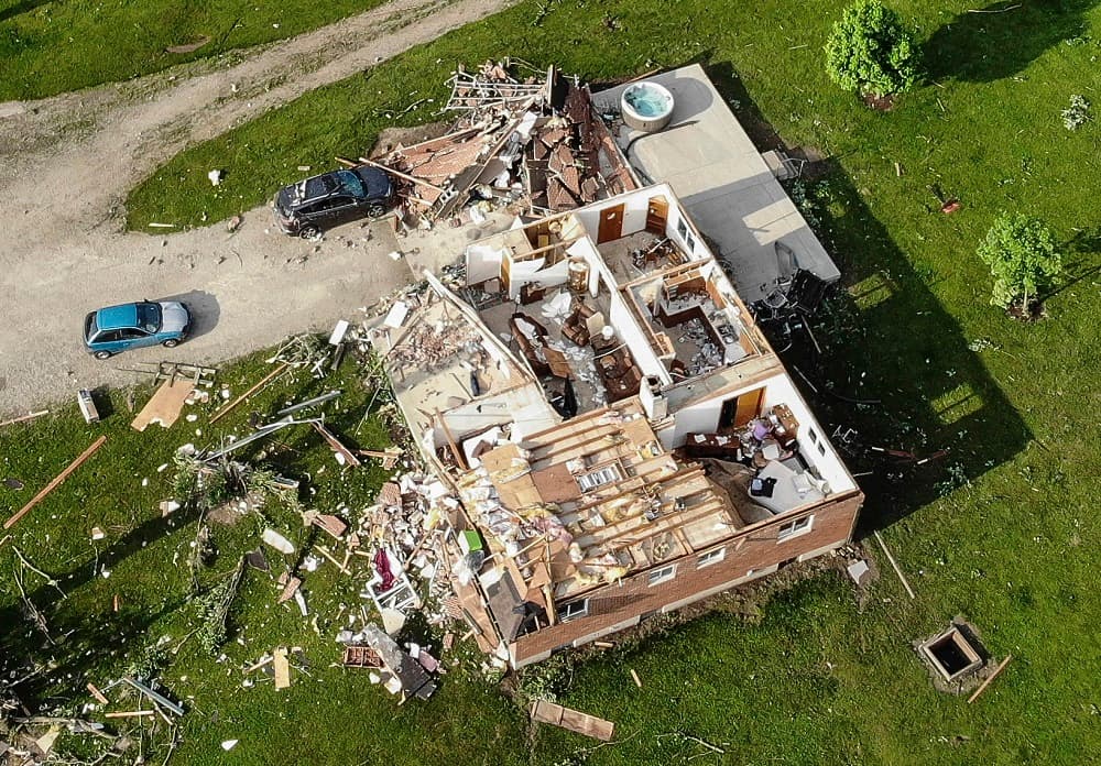 Varios tornados golpearon Indiana y Ohio durante este fin de semana largo de Memorial Day a tan escasa distancia que uno de ellos cruzó la línea dejada por otro. A su paso, numerosas construcciones, como muestra la imagen de una casa en Brookville, Ohio, sufrieron fuertes daños aunque no hubo víctimas que lamentar.